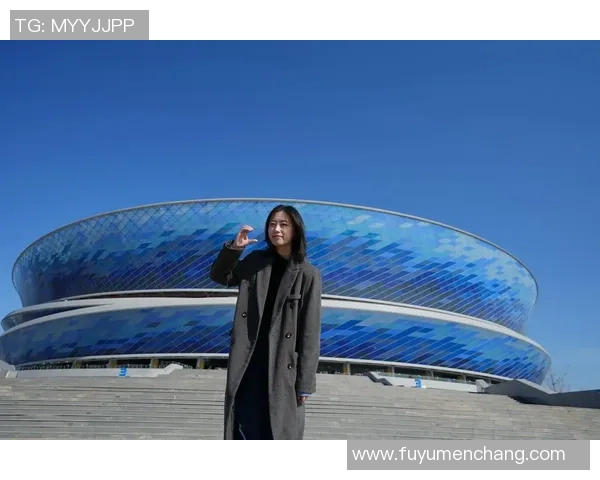 模特与足球明星携手下飞机引发媒体热议时尚与运动的完美结合